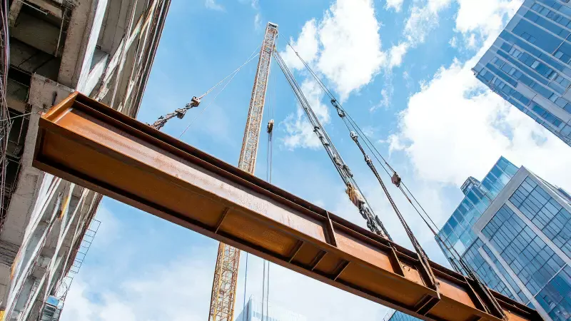 Tower crane for hoisting steel beams