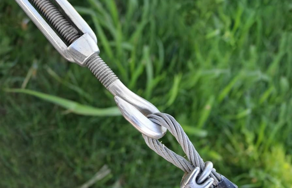what does a turnbuckle look like