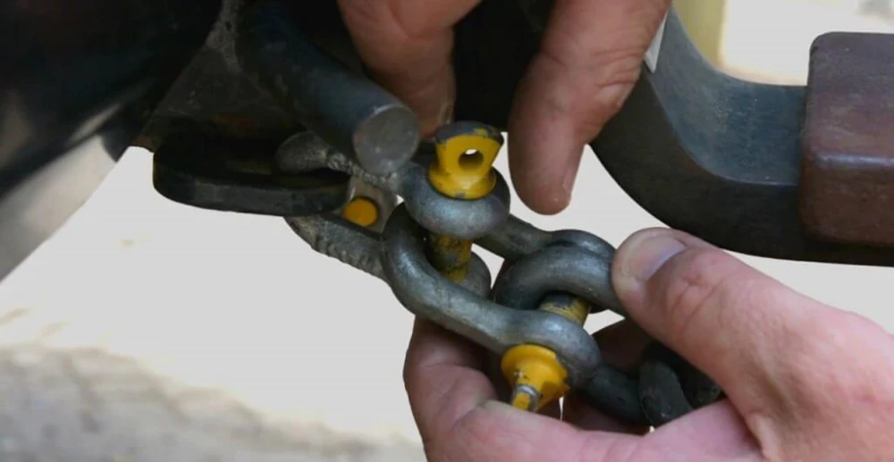 choosing d shackles and safety chains for caravans