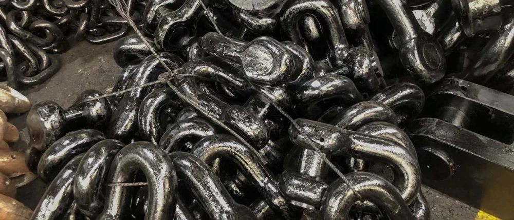 how does an anchor shackle work