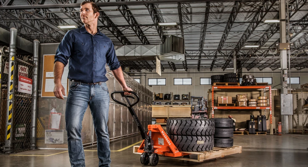 how does hand pallet truck work