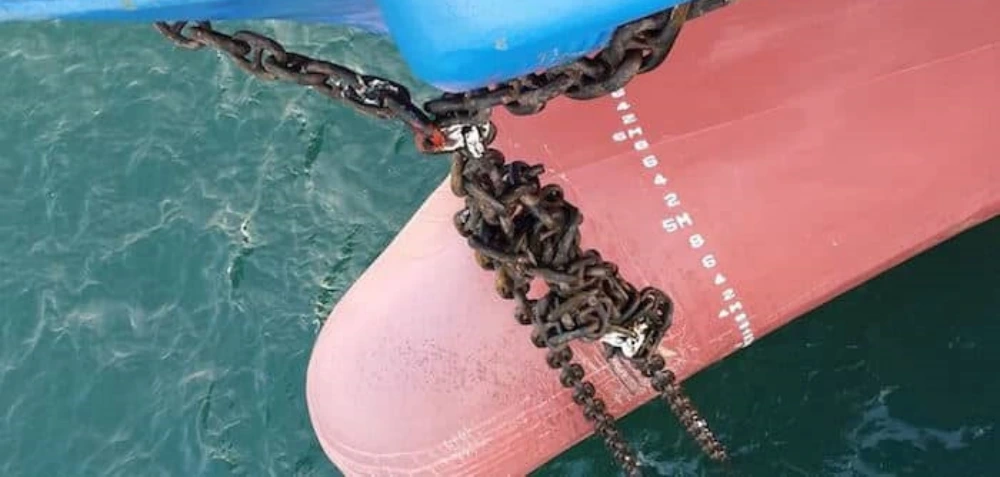 inspect the twisted anchor chain