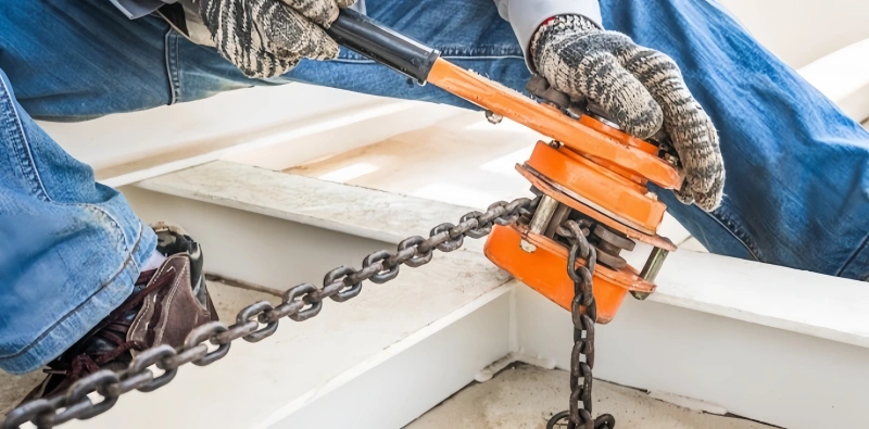 chain lever hoist in use