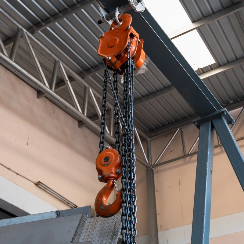 how does a manual chain hoist work