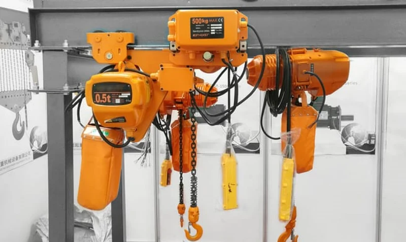 how does an electric hoist work