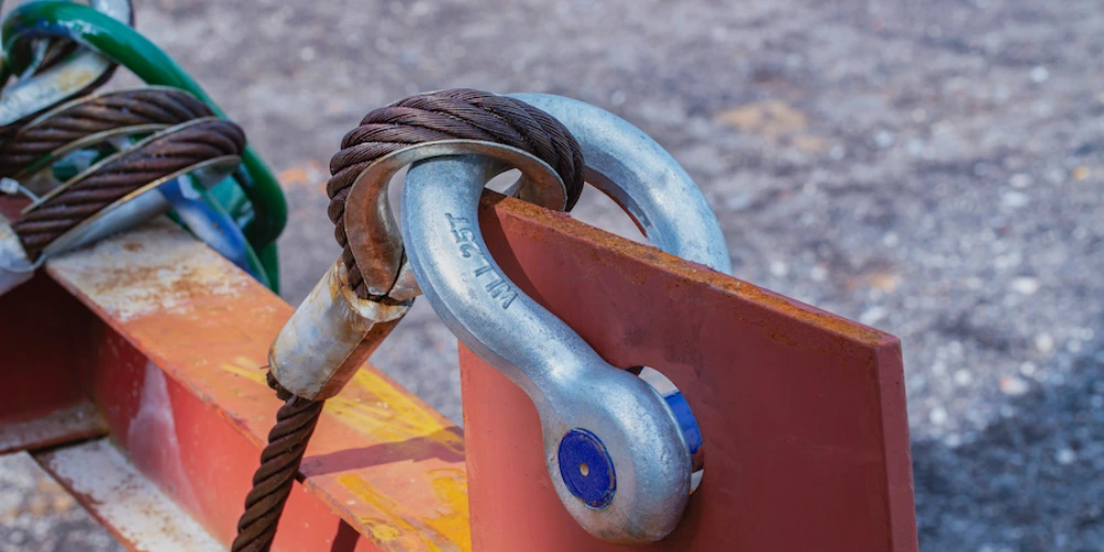 how to use a shackle safely