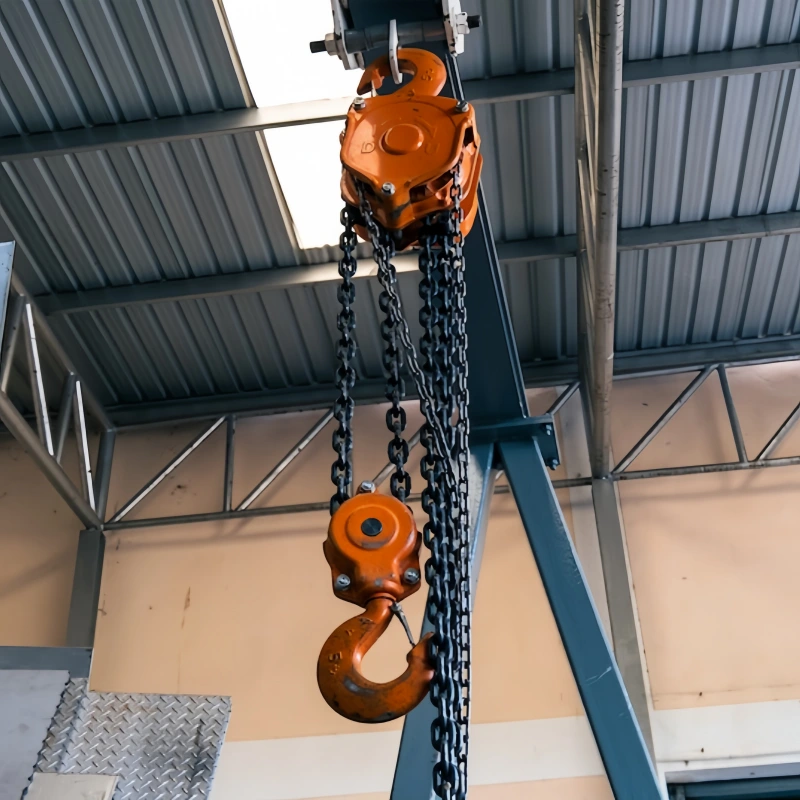 how does a chain hoist work