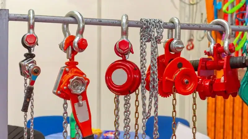manual chain hoist operation