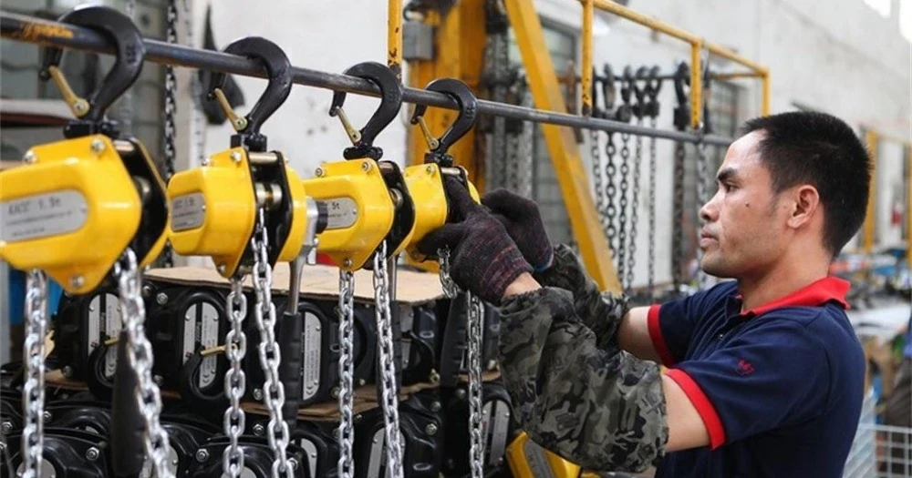proper hoist chain inspection with powerful machinery