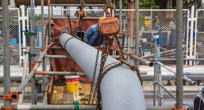 lowering a heavy load with a chain block