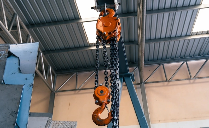 operate the chain hoist safely