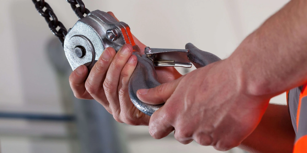 hand chain hoist versatility in worksites